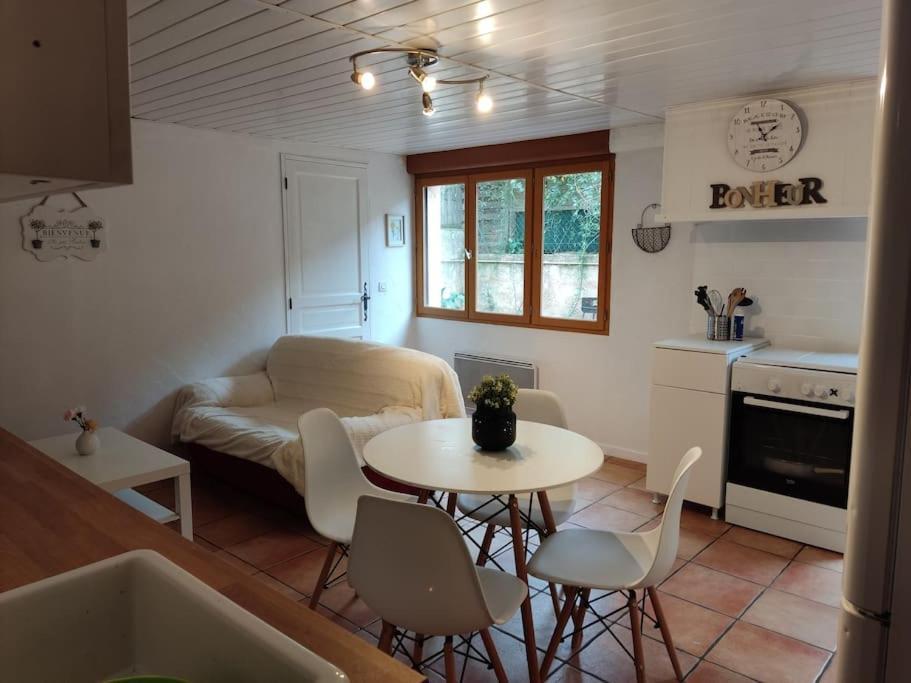 Appartement En Rez De Jardin Et Terrasse Ds Villa Hyères Exterior foto